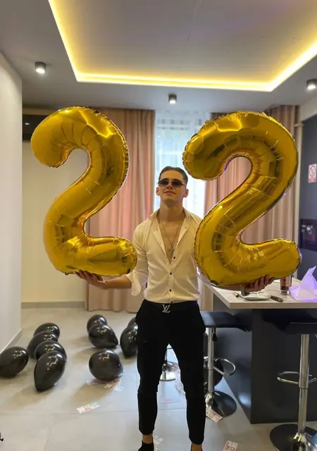 Стас из Черновцов, мне 23, познакомлюсь на одну ночь