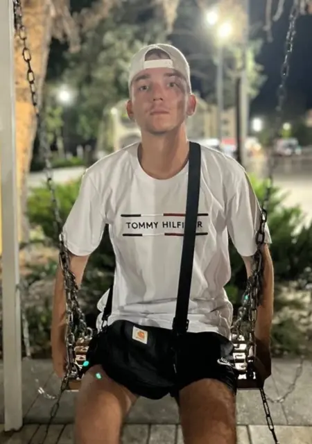 Дима из Бреста, мне 21, познакомлюсь на одну ночь