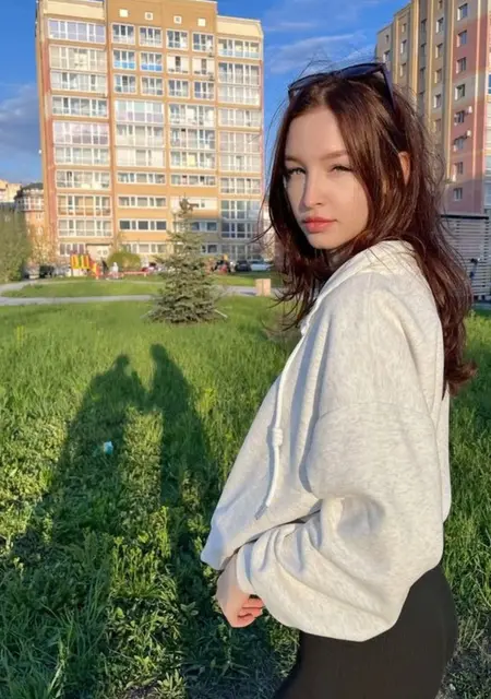 Я Элина, 18, знакомлюсь для открытые отношения в Атырау