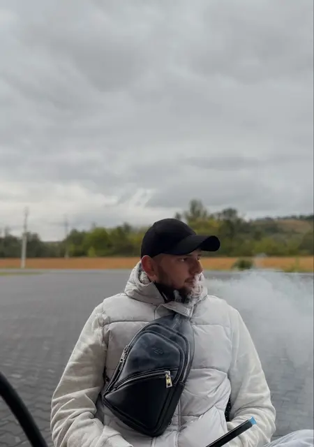 Я Едуард, 22 років з Чернівців, шукаю знайомства без зобов'язань