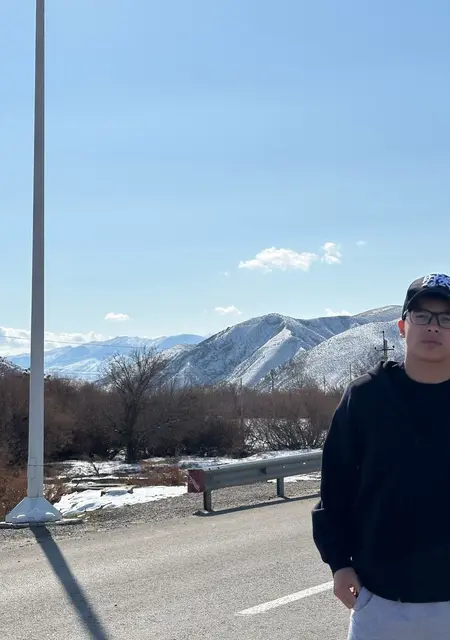 Soy Allanur, 18 años de Castelló de la Plana, busco conocer gente para conversación virtual