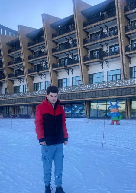 Я Jimi, 21, знакомлюсь на одну ночь в Баку