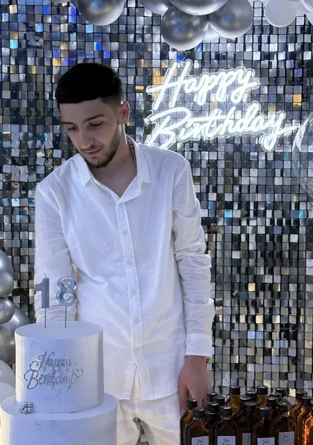 Я Edgar, 18, знакомлюсь на одну ночь в Ереване