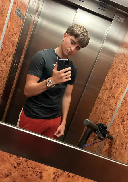 Soy Ruben, 18 años de Valencia, busco conocer gente para conversación virtual