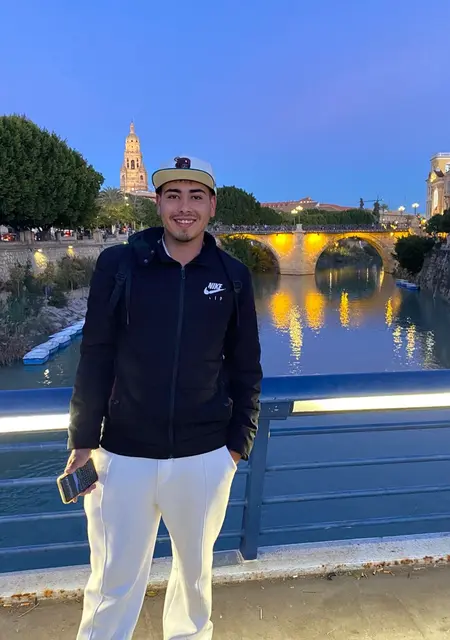 Soy Joaquin Romero, 21 años de Madrid, busco conocer gente para relación sin ataduras