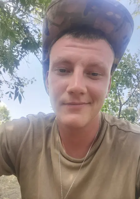 Илья из Новоайдара, мне 26, познакомлюсь без обязательств