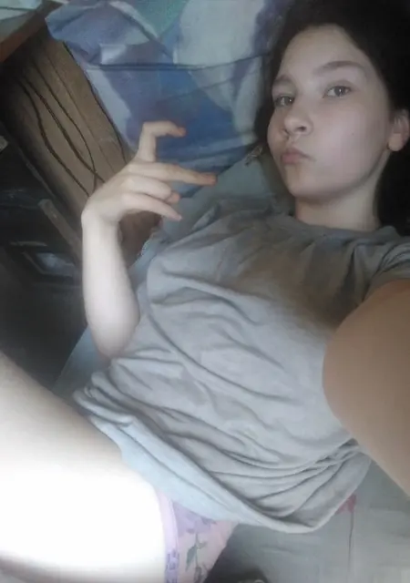 Я Аня, 19, из Макеевки, ищу знакомства без обязательств