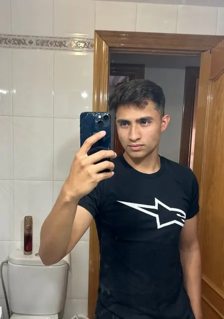 Soy Albert, 22 años, conociéndome para relación abierta en Murcia
