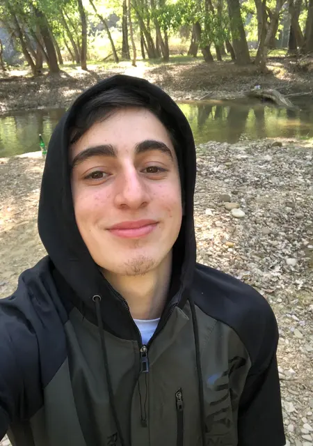 Soy Renat, 24 años de Alicante, busco conocer gente para relación a largo plazo