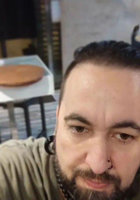 Soy Angel, 45 años de Madrid, busco conocer gente