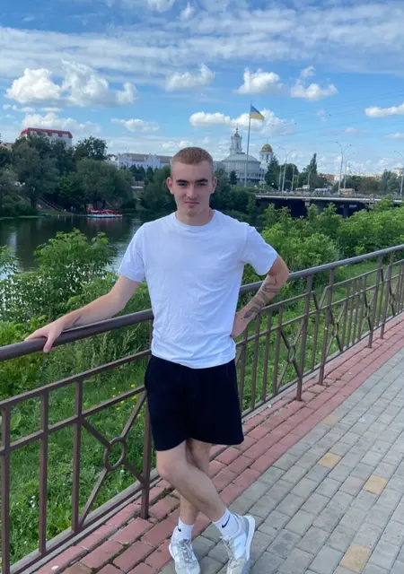 Я Арсен, 20, из Чернигова, ищу знакомство для приятного времяпровождения