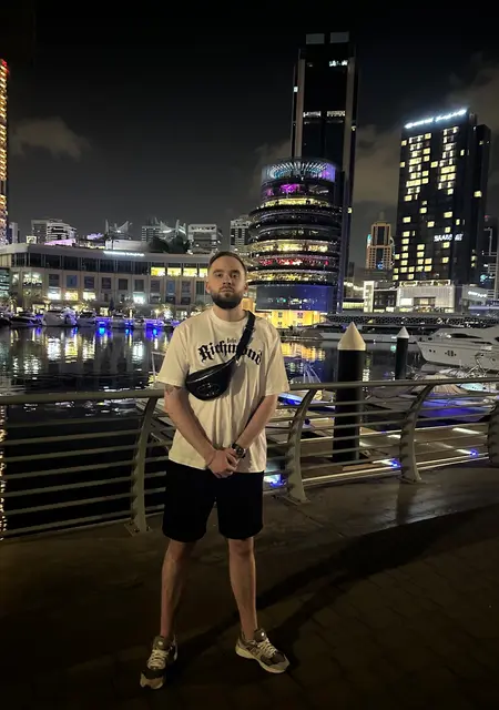 Я Илья, 26, знакомлюсь на одну ночь в Дубае