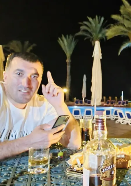 Famil из Амстердама, мне 41, познакомлюсь для дружбы