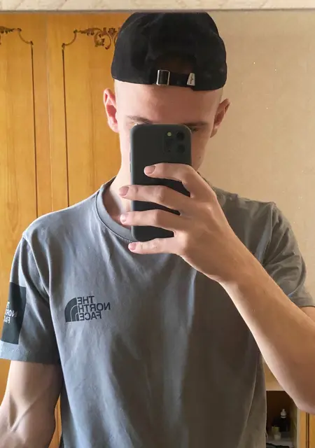 Я Антон, 20 років, знайомлюсь на одну ніч у Миколаєві