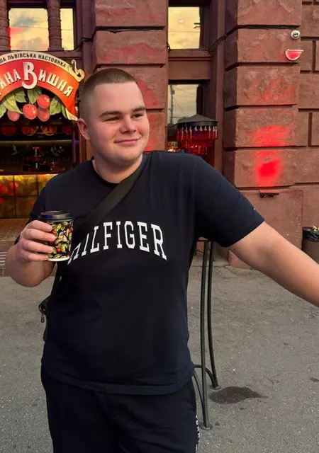 Я Maksim, 19 років, знайомлюсь для постійних стосунків у Кам'янському