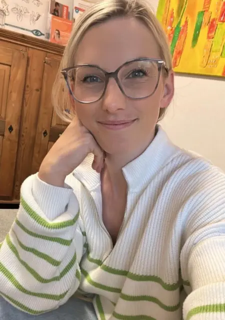 Emilie из Нанта, ищу на сайте постоянные отношения