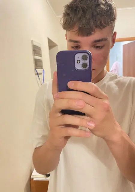 Вова з Кременчука, мені 19 років, познайомлюсь на одну ніч