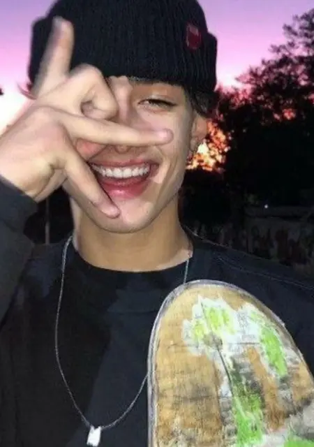 Я Артем, 18 років з Києва, шукаю знайомства на одну ніч