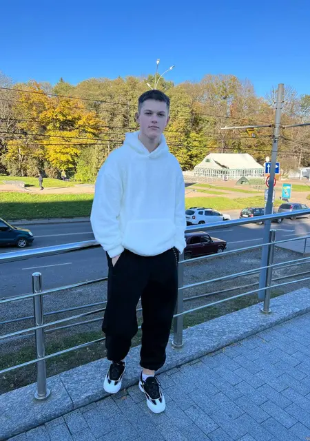 Рома з Вінниці, мені 20 років, познайомлюсь на одну ніч