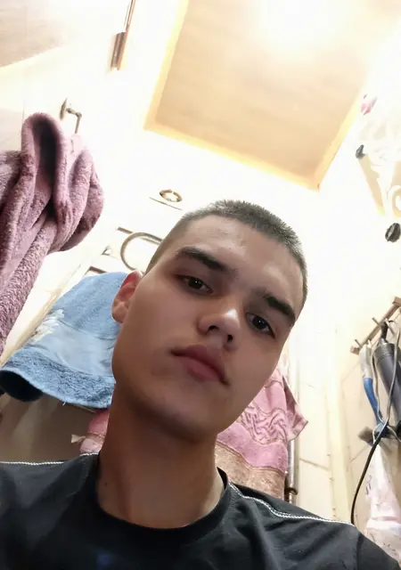 Я Миша, 20 років з Харкова, шукаю знайомства на одну ніч