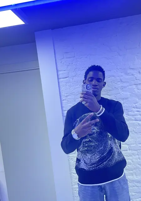 Soy Mussa, 20 años de Sevilla, busco conocer gente para relación a largo plazo