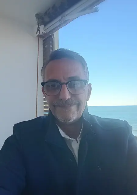 Soy Salvavador, 55 años de Valencia, busco conocer gente para relación abierta