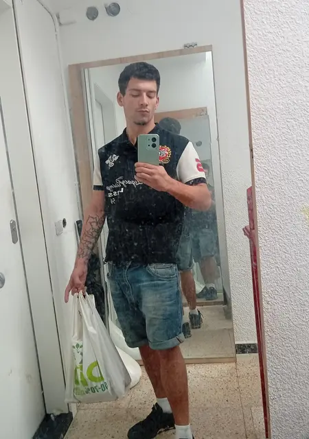 Soy Botinas Motril, 28 años de Barcelona, busco conocer gente para conversación virtual