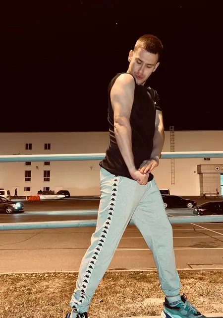 Я Rostislav, 22, из Киева, ищу знакомства на одну ночь