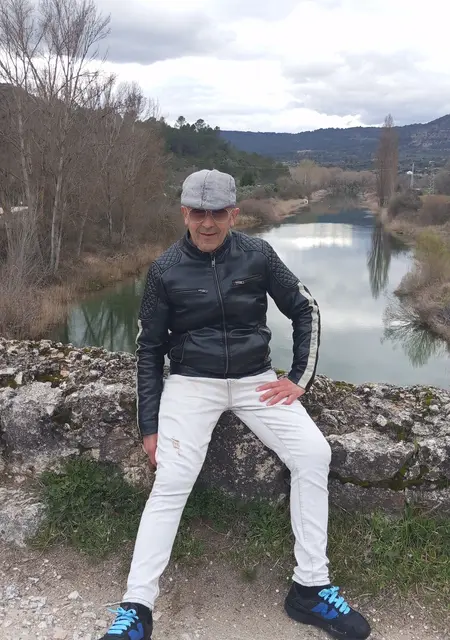 Soy Antonio, 25 años de Guadalajara, busco conocer gente para conversación virtual