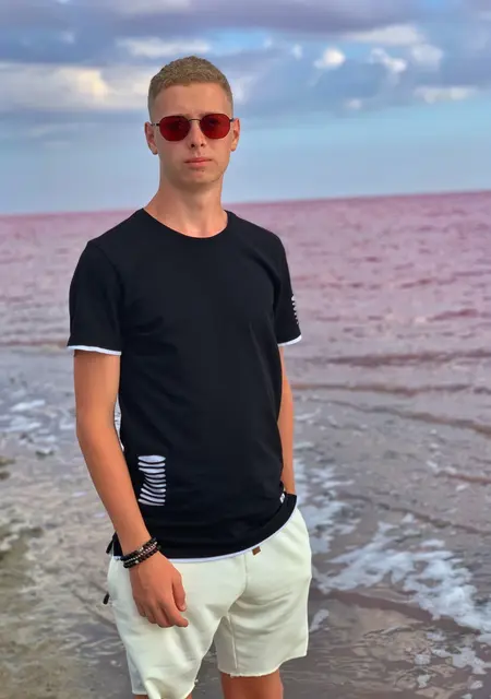 Максим з Чернівців, мені 24 років, познайомлюсь на одну ніч