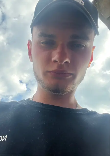 Я Кирилл, 22 років, знайомлюсь без зобов'язань у Луганську