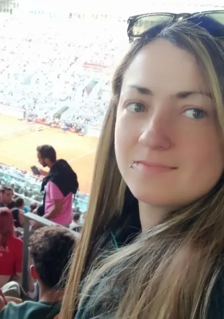 Soy Laura, 40 años de Madrid, busco conocer gente para lío de una noche