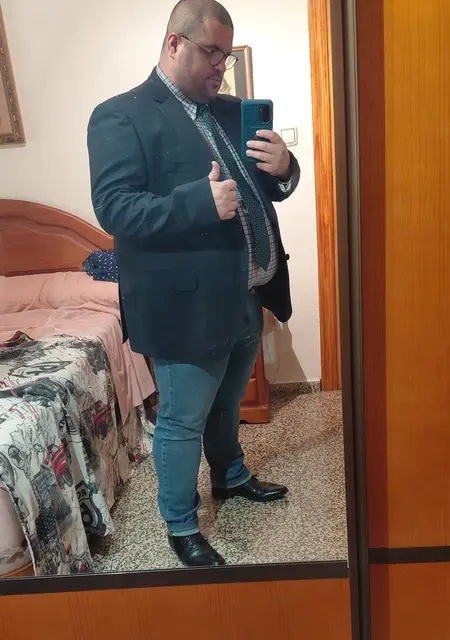 Soy Julio, 36 años de Valencia, busco conocer gente para relación sin ataduras