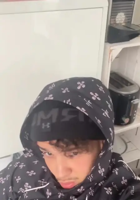 Я Nedjim, 19, из Бельфор, ищу знакомства на одну ночь