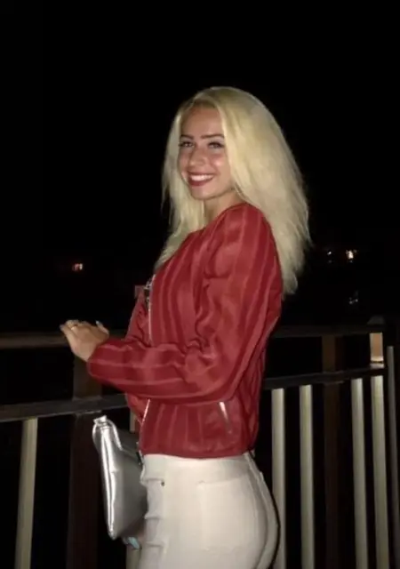 I'm Chloe, 18, looking to meet in London