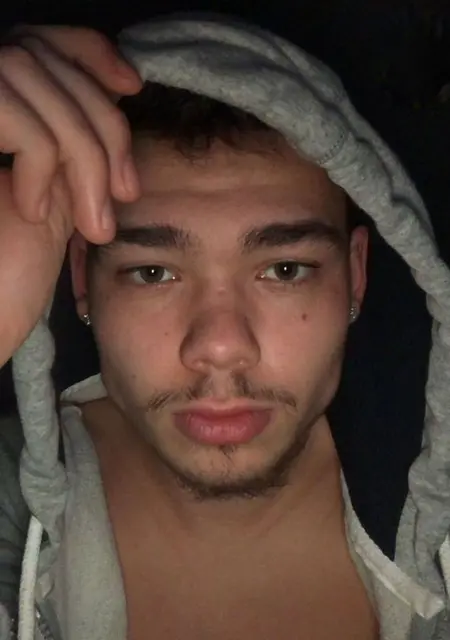 Gael из Парижа, мне 20, познакомлюсь