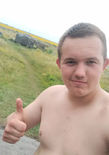 Я Денис, 23 років, знайомлюсь без зобов'язань у Кременчуку