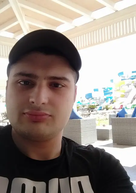 Alex from London, looking for one-night stand