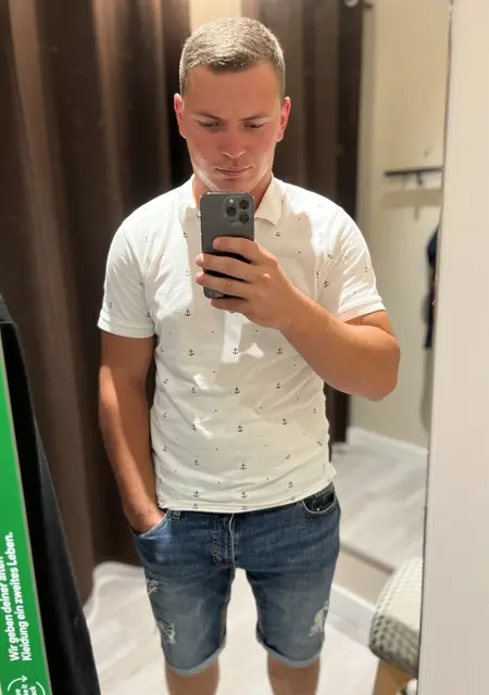 Евгений из Макеевки, мне 24, познакомлюсь для приятного времяпровождения