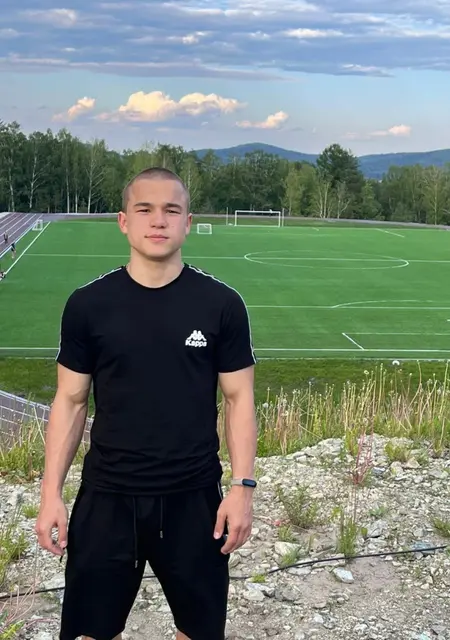 Я Дима, 21, из Макеевки, ищу знакомства без обязательств