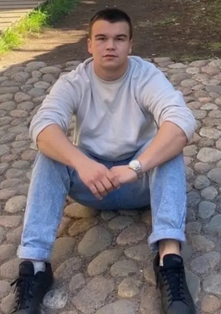 Артур из Геническа, мне 24, познакомлюсь для приятного времяпровождения