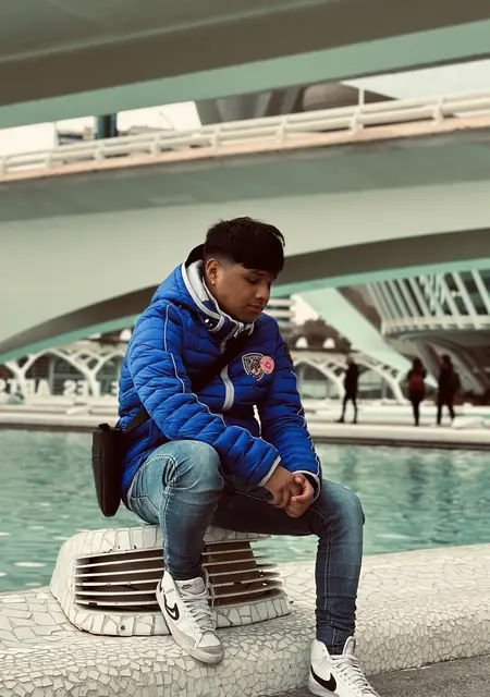 Soy Edu, 22 años de Valencia, busco conocer gente para lío de una noche