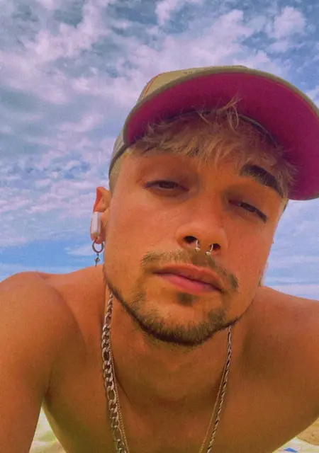 Soy Emerson, 24 años de Badalona, busco conocer gente para pasatiempo agradable