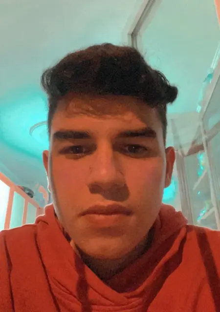 Я Hasan Mert, 21, из Стамбула, ищу знакомства без обязательств