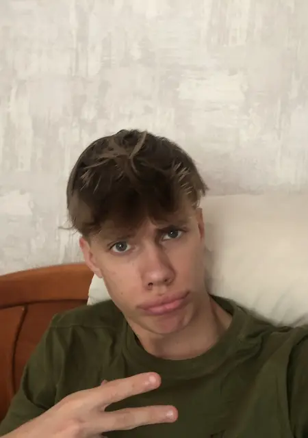 Я Артём, 21, знакомлюсь для постоянных отношений в Харькове