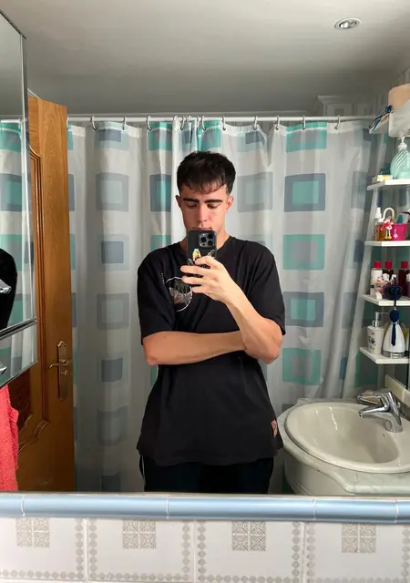 Soy Adrian, 22 años de Alcobendas, busco conocer gente para relación a largo plazo