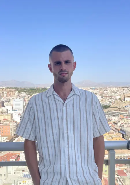 Soy Artur, 21 años de Alicante, busco conocer gente para chatear