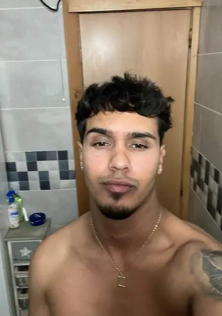 Ruben de Valencia, tengo 21 años, listo para conocer para chatear