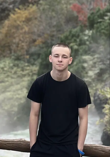 Dima de Dos Hermanas, tengo 22 años, listo para conocer para relación a largo plazo