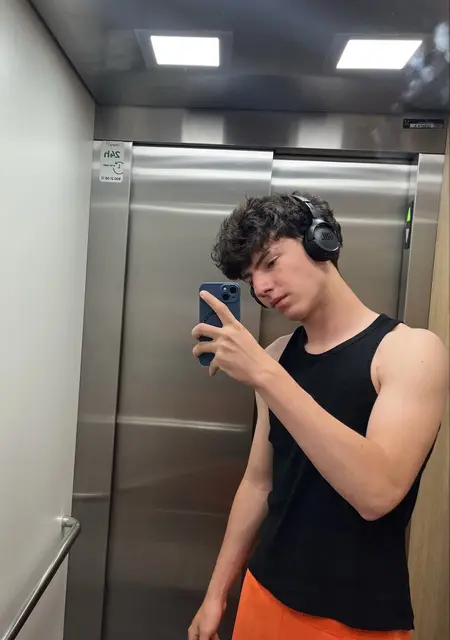 Gon de Vecindario, tengo 18 años, listo para conocer para lío de una noche